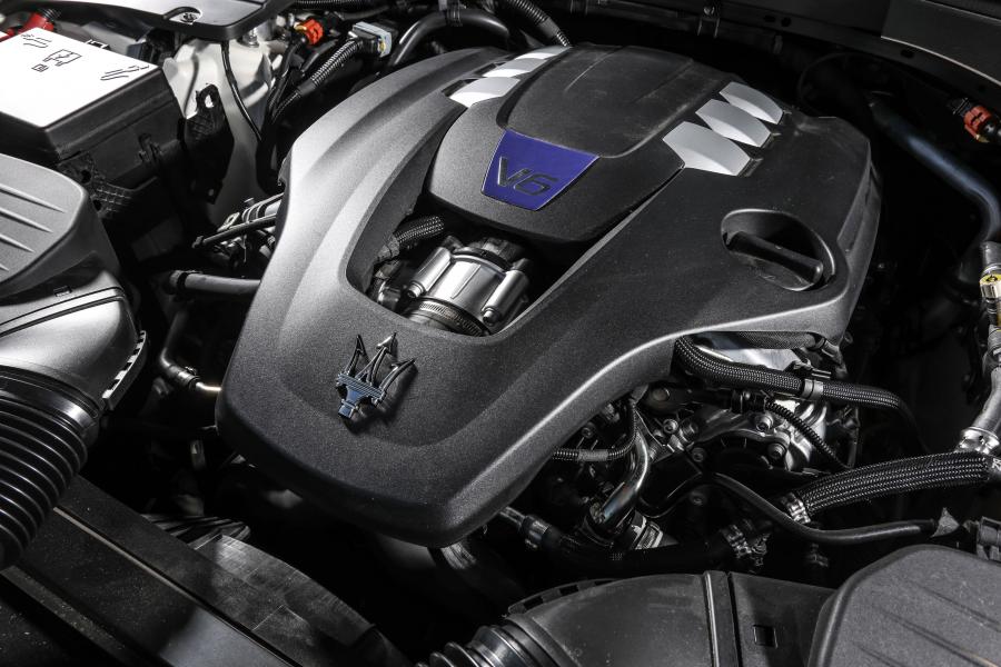 Моторный отсек Maserati Levante S Q4 GranSport 2018 года  (фото 24 из 59)